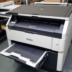 Berbagai model printer Canon berjajar rapi di etalase toko service profesional, menunjukkan pilihan dan layanan yang tersedia. Pencahayaan terang dan bersih.